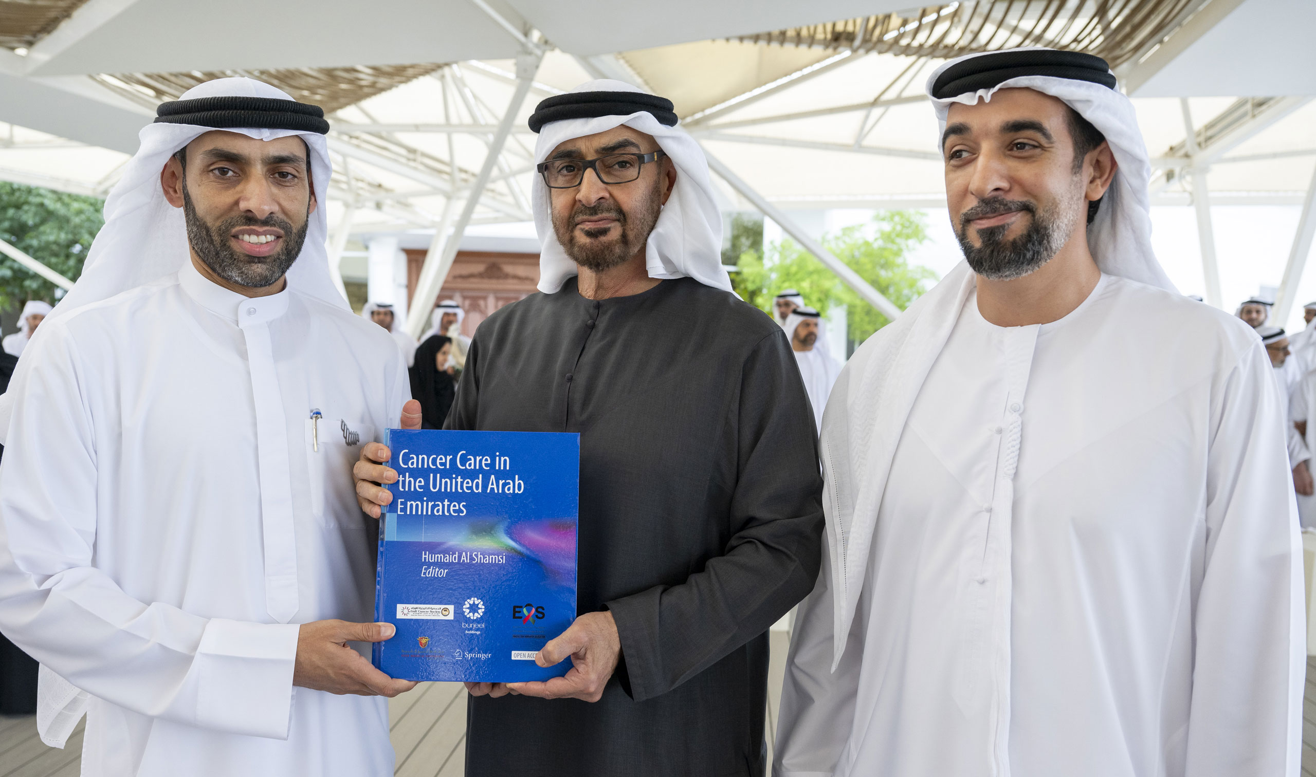 صاحب السمو الشيخ محمد بن زايد آل نهيان يتسلم النسخة الأولى من كتاب ” السرطان في دولة الإمارات “